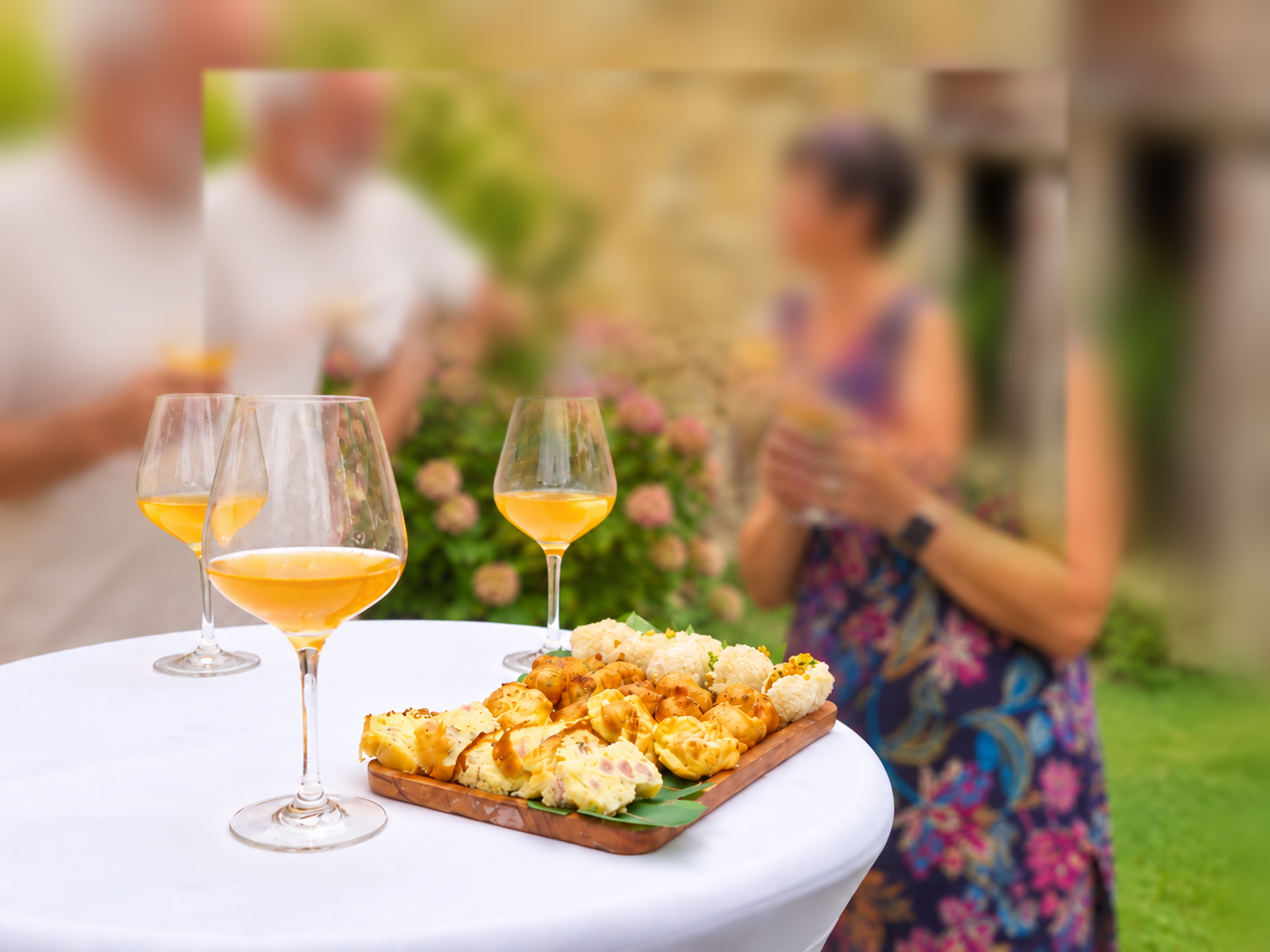 Ambiance de réception AV SIMOES avec convives floutés